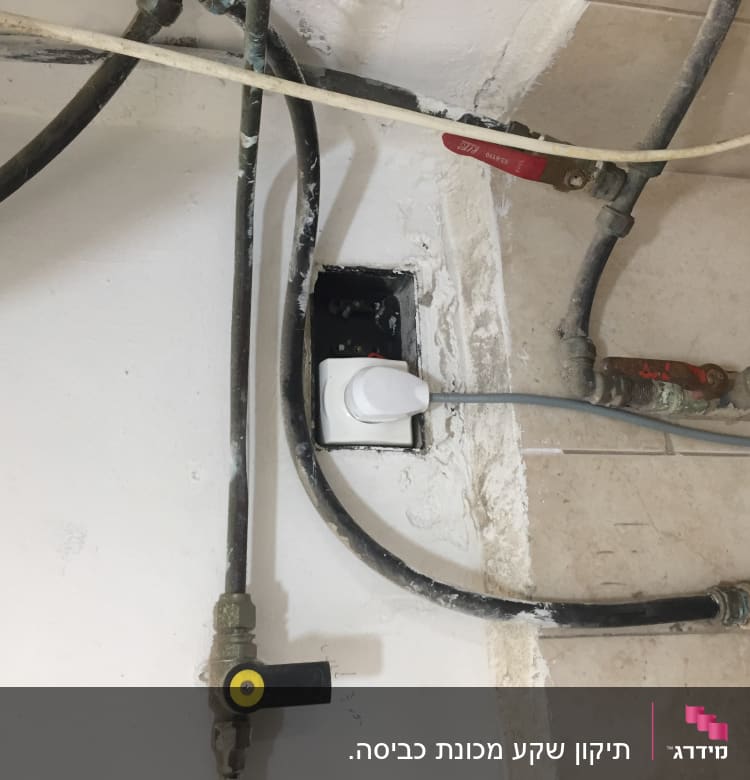 שקע חשמל עם כבל מחובר לקיר